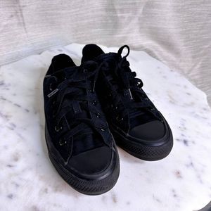 Converse Youth Size 7 Black Sneakers